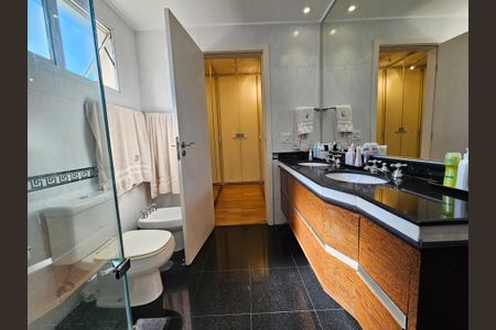 Apartamento à venda com 238m², 4 quartos e 5 vagasBanheiro da Suíte 3