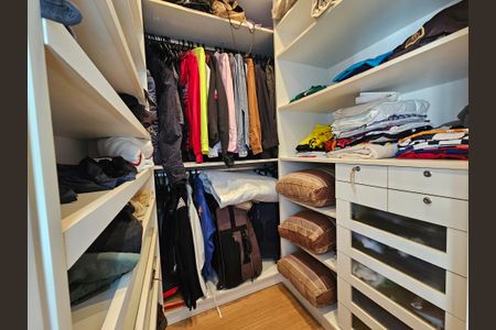 Apartamento à venda com 238m², 4 quartos e 5 vagasCloset da suíte 2