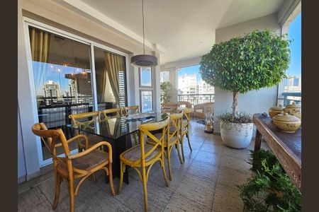 Apartamento à venda com 238m², 4 quartos e 5 vagasSacada