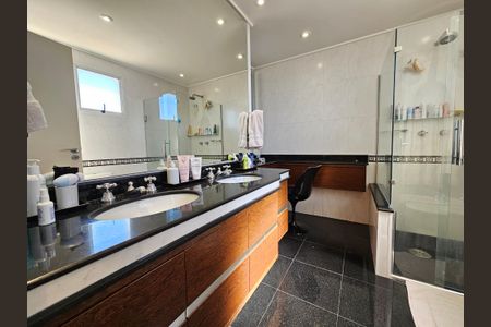 Apartamento à venda com 238m², 4 quartos e 5 vagasBanheiro da Suíte 3