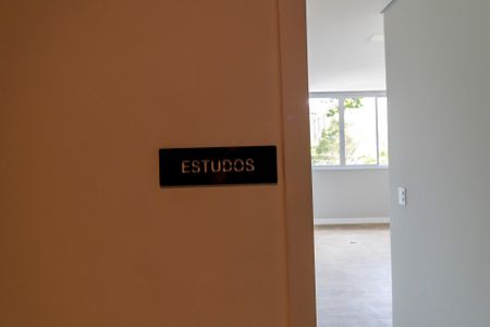 Apartamento à venda com 42m², 2 quartos e 1 vaga Apartamento à venda com 42m², 2 quartos e 1 vagaSala de Estudos