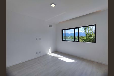 Casa de condomínio à venda com 350m², 4 quartos e 3 vagas Casa de condomínio à venda com 350m², 4 quartos e 3 vagasSuíte 3