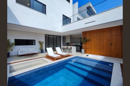 Casa de condomínio à venda com 350m², 4 quartos e 3 vagas Casa de condomínio à venda com 350m², 4 quartos e 3 vagasÁrea externa