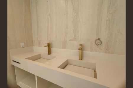 Casa de condomínio à venda com 350m², 4 quartos e 3 vagas Casa de condomínio à venda com 350m², 4 quartos e 3 vagasBanheiro da Suíte 1