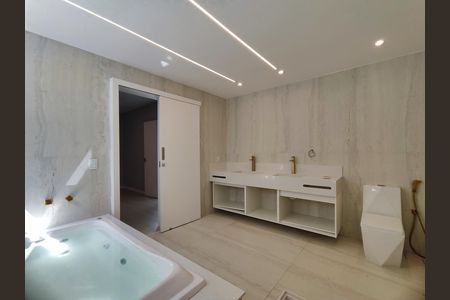 Casa de condomínio à venda com 350m², 4 quartos e 3 vagas Casa de condomínio à venda com 350m², 4 quartos e 3 vagasBanheiro da Suíte 1