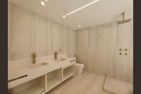 Casa de condomínio à venda com 350m², 4 quartos e 3 vagas Casa de condomínio à venda com 350m², 4 quartos e 3 vagasBanheiro da Suíte 1