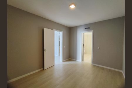 Casa de condomínio à venda com 350m², 4 quartos e 3 vagas Casa de condomínio à venda com 350m², 4 quartos e 3 vagasCloset da suíte 1
