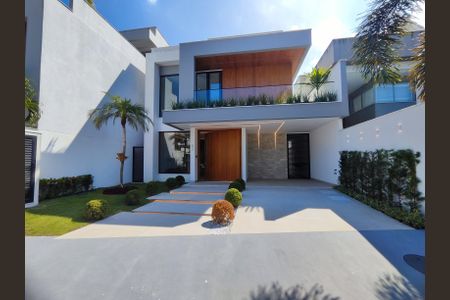 Casa de condomínio à venda com 350m², 4 quartos e 3 vagas Casa de condomínio à venda com 350m², 4 quartos e 3 vagasFachada