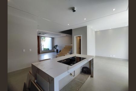 Casa de condomínio à venda com 350m², 4 quartos e 3 vagas Casa de condomínio à venda com 350m², 4 quartos e 3 vagasSala / Cozinha