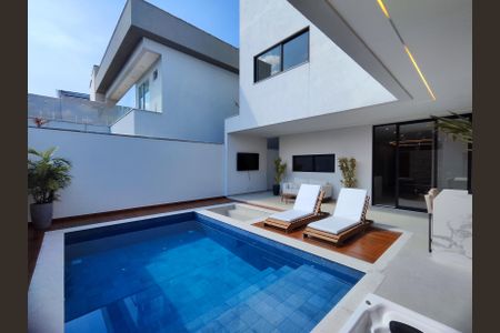 Casa de condomínio à venda com 350m², 4 quartos e 3 vagas Casa de condomínio à venda com 350m², 4 quartos e 3 vagasÁrea externa