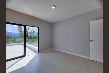 Casa de condomínio à venda com 350m², 4 quartos e 3 vagas Casa de condomínio à venda com 350m², 4 quartos e 3 vagasSuíte 2