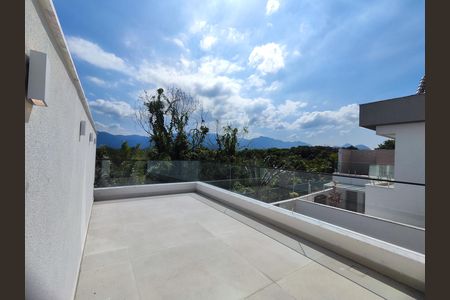 Casa de condomínio à venda com 350m², 4 quartos e 3 vagas Casa de condomínio à venda com 350m², 4 quartos e 3 vagasSuíte 2 varanda