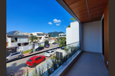 Casa de condomínio à venda com 350m², 4 quartos e 3 vagas Casa de condomínio à venda com 350m², 4 quartos e 3 vagasSuíte 1 avaranda