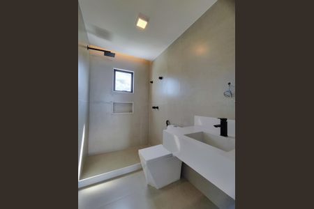 Casa de condomínio à venda com 350m², 4 quartos e 3 vagas Casa de condomínio à venda com 350m², 4 quartos e 3 vagasBanheiro social