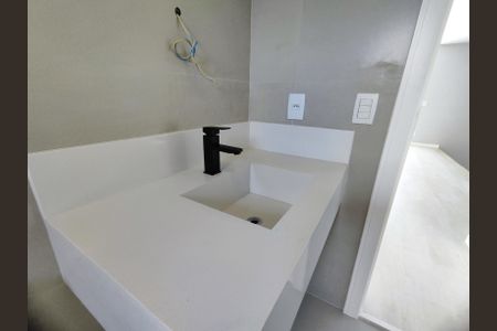 Casa de condomínio à venda com 350m², 4 quartos e 3 vagas Casa de condomínio à venda com 350m², 4 quartos e 3 vagasBanheiro social