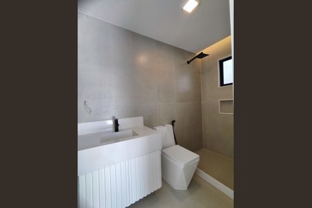 Casa de condomínio à venda com 350m², 4 quartos e 3 vagas Casa de condomínio à venda com 350m², 4 quartos e 3 vagasBanheiro da Suíte 2