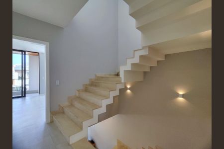 Casa de condomínio à venda com 350m², 4 quartos e 3 vagas Casa de condomínio à venda com 350m², 4 quartos e 3 vagasHall