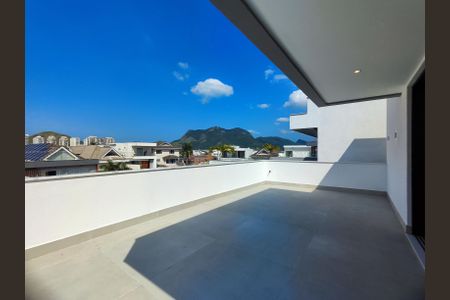 Casa de condomínio à venda com 350m², 4 quartos e 3 vagas Casa de condomínio à venda com 350m², 4 quartos e 3 vagasVaranda da sala privativa
