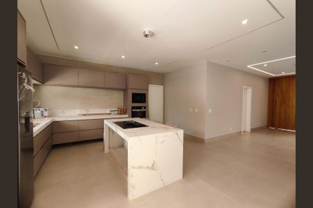 Casa de condomínio à venda com 350m², 4 quartos e 3 vagas Casa de condomínio à venda com 350m², 4 quartos e 3 vagasSala / Cozinha