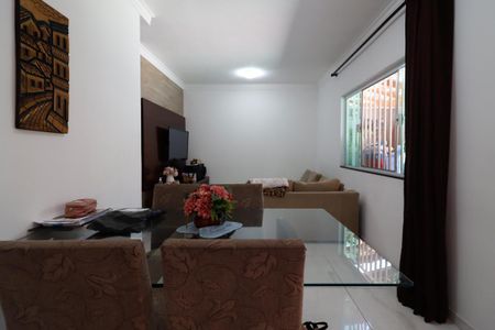 Casa à venda com 73m², 3 quartos e 2 vagasSala