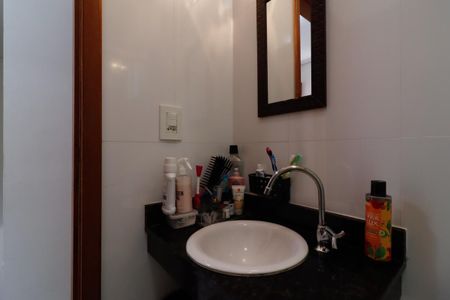 Casa à venda com 73m², 3 quartos e 2 vagasBanheiro