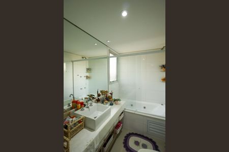 Apartamento à venda com 140m², 4 quartos e 3 vagas Apartamento à venda com 140m², 4 quartos e 3 vagasBanheiro da Suíte