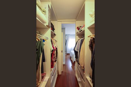 Apartamento à venda com 140m², 4 quartos e 3 vagas Apartamento à venda com 140m², 4 quartos e 3 vagasCloset Suíte 1
