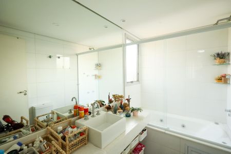 Apartamento à venda com 140m², 4 quartos e 3 vagas Apartamento à venda com 140m², 4 quartos e 3 vagasBanheiro da Suíte