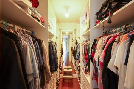 Apartamento à venda com 140m², 4 quartos e 3 vagas Apartamento à venda com 140m², 4 quartos e 3 vagasCloset Suíte 1
