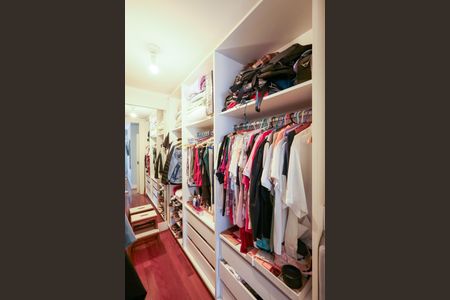 Apartamento à venda com 140m², 4 quartos e 3 vagas Apartamento à venda com 140m², 4 quartos e 3 vagasCloset Suíte 1