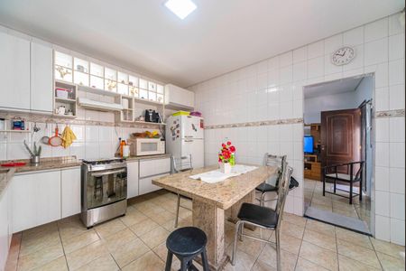 Casa à venda com 200m², 2 quartos e 2 vagasCozinha 
