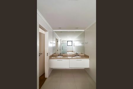 Apartamento para alugar com 186m², 3 quartos e 4 vagasBanheiro da Suíte 1