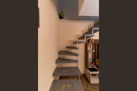 Casa à venda com 95m², 2 quartos e sem vagaEscada