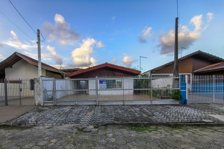 Casa para alugar com 264m², 4 quartos e 5 vagas Casa para alugar com 264m², 4 quartos e 5 vagasFachada