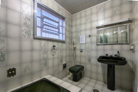 Casa para alugar com 264m², 4 quartos e 5 vagas Casa para alugar com 264m², 4 quartos e 5 vagasBanheiro social