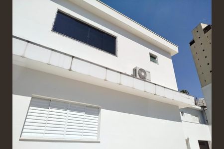 Casa para alugar com 486m², 4 quartos e 9 vagasFachada lateral