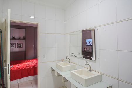 Casa à venda com 290m², 4 quartos e 4 vagasBanheiro da Suíte