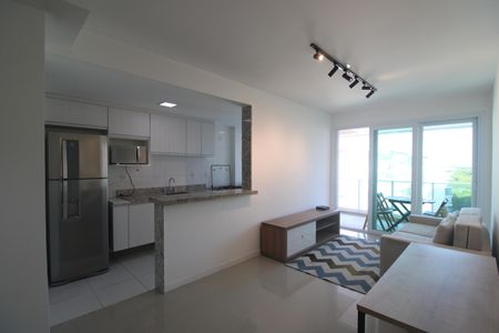 Sala de apartamento para alugar com 2 quartos, 75m² em Barra da Tijuca, Rio de Janeiro