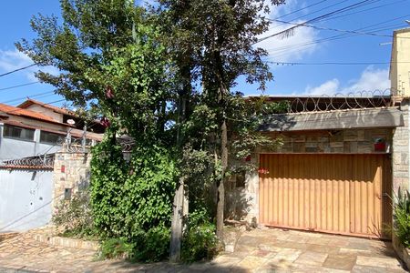 Casa à venda com 310m², 2 quartos e 3 vagasFachada