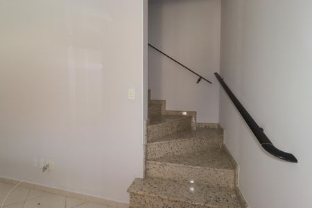 Casa à venda com 100m², 2 quartos e 2 vagasEscada
