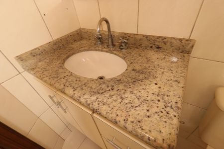 Casa à venda com 100m², 2 quartos e 2 vagasBanheiro da Suíte 2 - Pia