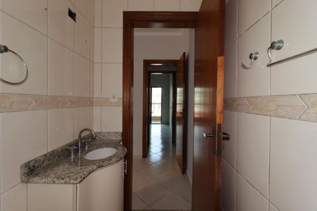 Casa à venda com 100m², 2 quartos e 2 vagasBanheiro da Suíte 1