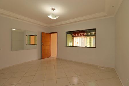 Casa à venda com 100m², 2 quartos e 2 vagasSala