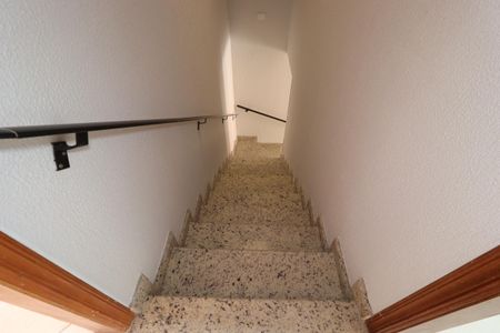 Casa à venda com 100m², 2 quartos e 2 vagasEscada