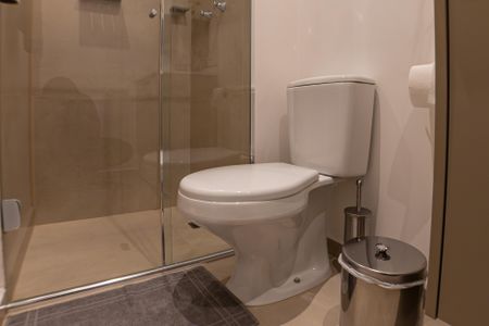 Banheiro de kitnet/studio para alugar com 0 quarto, 30m² em Santo Amaro, São Paulo