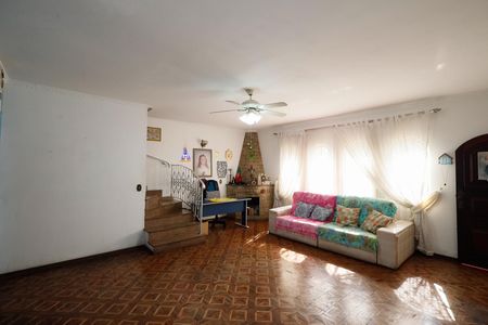 Casa à venda com 230m², 4 quartos e 5 vagasSala