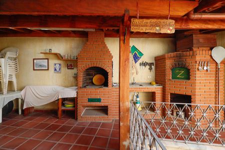 Casa à venda com 230m², 4 quartos e 5 vagasChurrasqueira