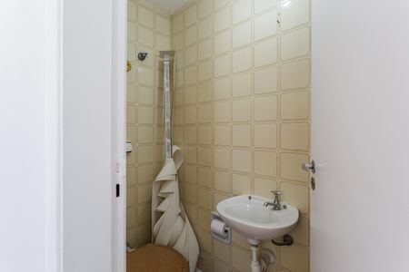 Banheiro de serviço de apartamento para alugar com 3 quartos, 70m² em Vila Nova Conceição, São Paulo