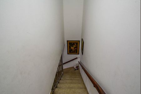 Casa à venda com 171m², 3 quartos e 3 vagas Casa à venda com 171m², 3 quartos e 3 vagasEscada