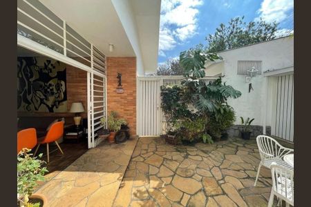 Casa à venda com 3 quartos, 210m² em Pacaembu, São Paulo